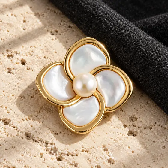 Mother-of-pearl four-petal brooch · XC08810T901 · Product image