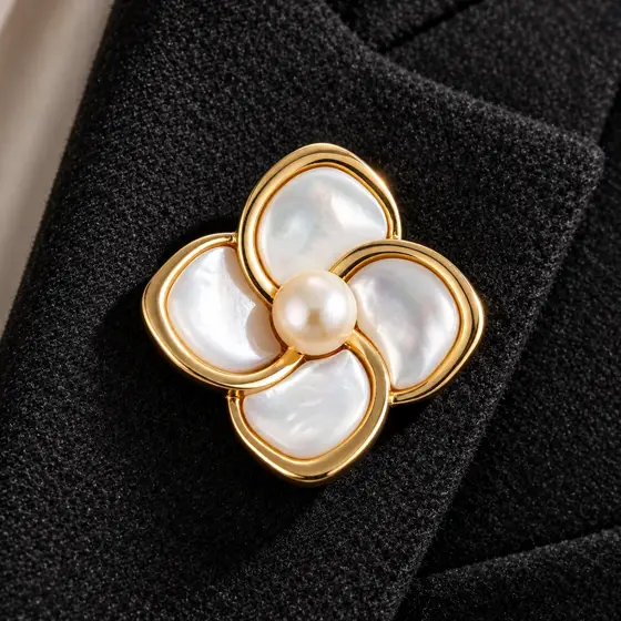 Mother-of-pearl four-petal brooch · XC08810T901 · Mother-of-pearl and pearl detail