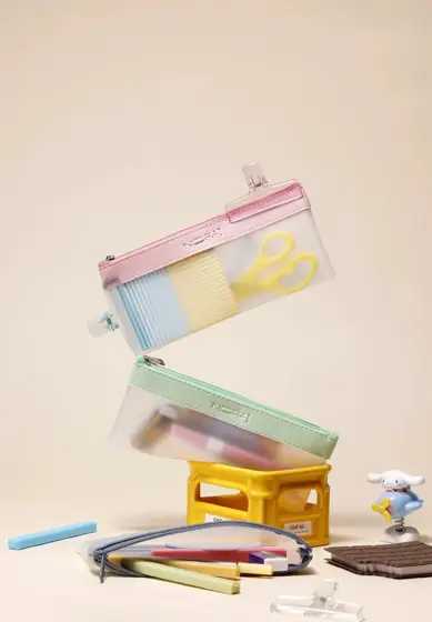 笔袋 · 柔色产品与手部展示 · S002