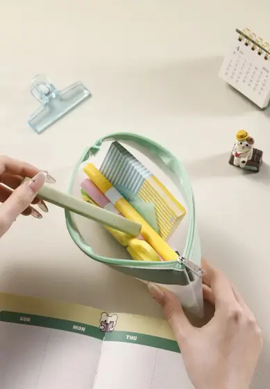 笔袋 · 柔色产品与手部展示 · S003