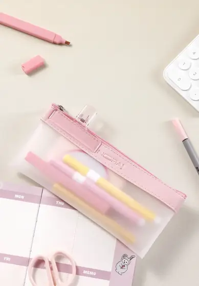 笔袋 · 柔色产品与手部展示 · S005