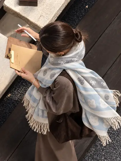 Striped scarf · Overhead styling