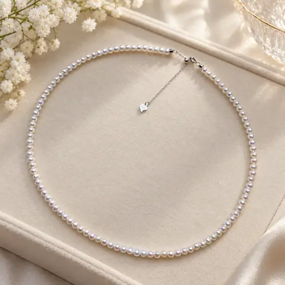 Fine small-pearl necklace — Material and form