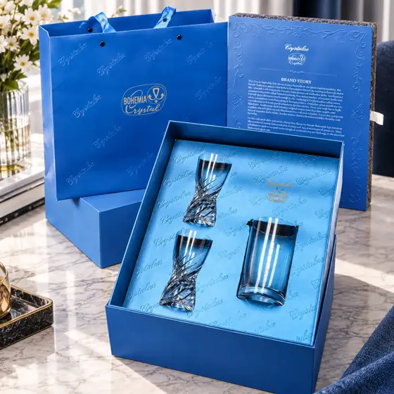 蓝色刻花水晶礼杯 · 材质或完整造型展示
